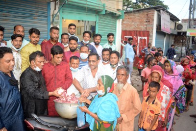 বগুড়ায় অসহায়দের মাঝে মাংস বিতরন করলেন কাউন্সিলর সিপার বগুড়ায় অসহায়দের মাঝে মাংস বিতরন করলেন কাউন্সিলর সিপার